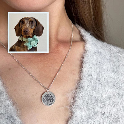 Elle va pleurer à chaudes larmes 😭 et ne plus jamais enlever son collier avec le visage de son animal préféré