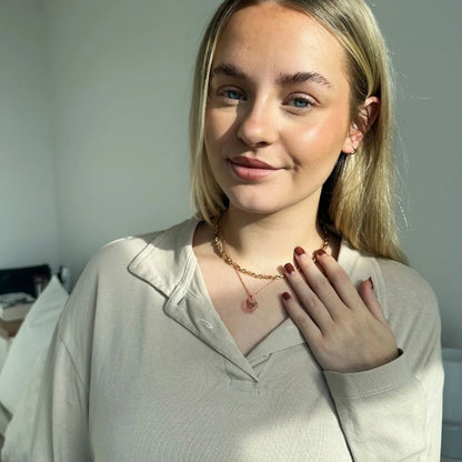 Elle va pleurer à chaudes larmes 😭 et ne plus jamais enlever son collier avec le visage de son animal préféré