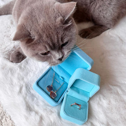 Elle va pleurer à chaudes larmes 😭 et ne plus jamais enlever son collier avec le visage de son animal préféré